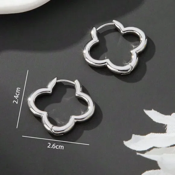 Clover Flower Small Earrings - Silver Color - Picture 3 of 3